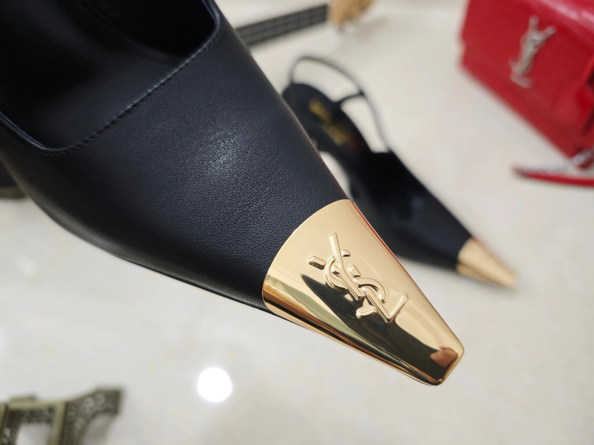 👟👟Ex-factory price 560👟👟【Saint Laurent】Yves Saint Laurent, high-heeled YSL sandals💃2024 early autumn counters are synchronized with the latest styles, YSL, and decorations👠 Classic and high-quality glamorous masterpieces, the hottest spring and summer series in the counter, with temperament, fashion, classic and attractive design style 😌The effect on the feet is particularly beautiful〰️, the material is imported from Italy, small black cow, imported black patent leather, lining, and foot pads; sheepskin, stiletto sandals, size 35-41 (34.41.42 must be customized, non-refundable) outsole; imported genuine leather outsole, complete with counter packaging